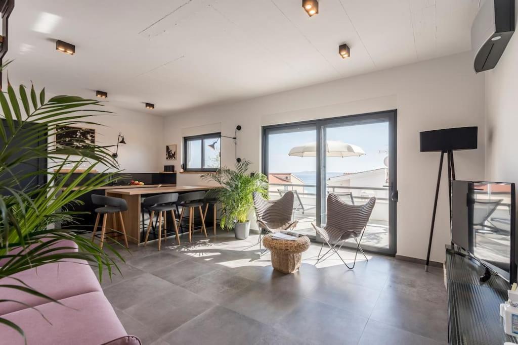 Holiday Home Lolina,Sea On A Palm! Heated Pool Trogir Extérieur photo
