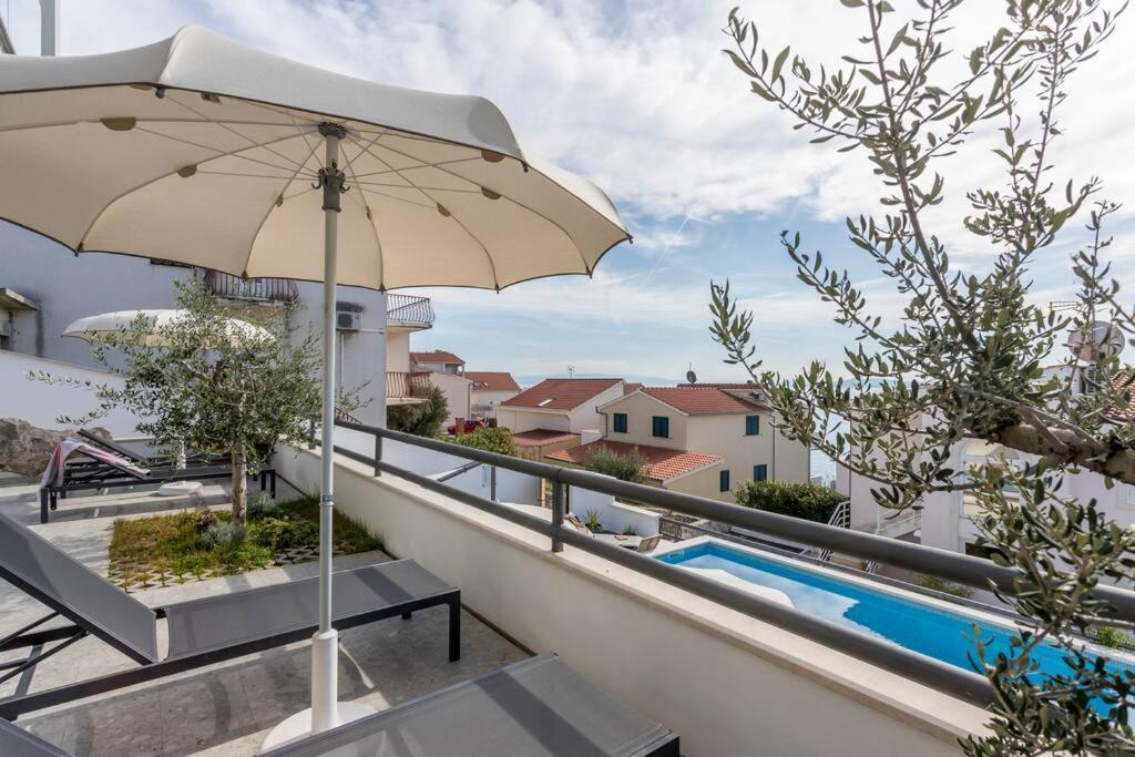 Holiday Home Lolina,Sea On A Palm! Heated Pool Trogir Extérieur photo