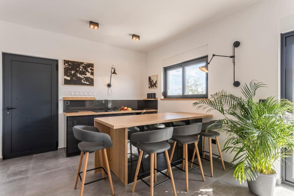Holiday Home Lolina,Sea On A Palm! Heated Pool Trogir Extérieur photo