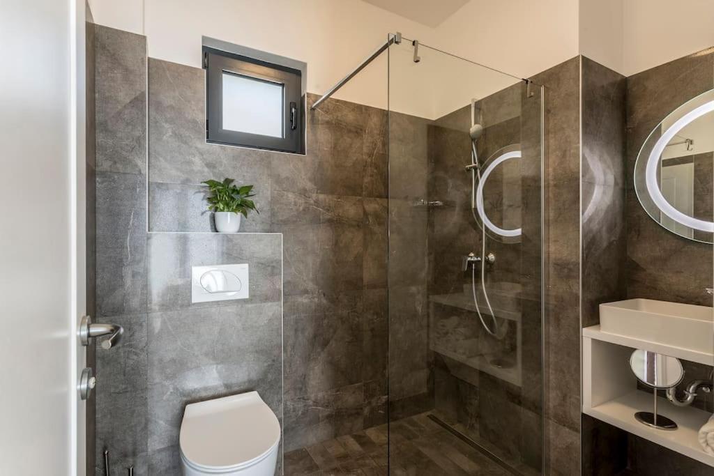 Holiday Home Lolina,Sea On A Palm! Heated Pool Trogir Extérieur photo