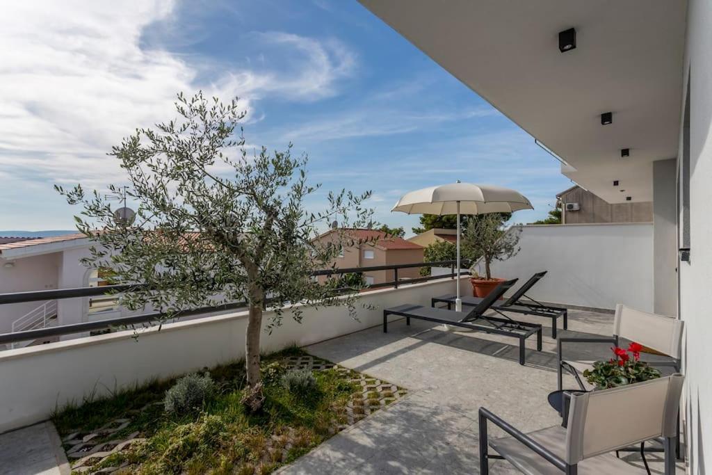 Holiday Home Lolina,Sea On A Palm! Heated Pool Trogir Extérieur photo