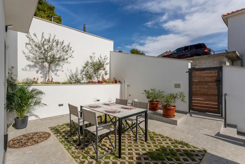 Holiday Home Lolina,Sea On A Palm! Heated Pool Trogir Extérieur photo